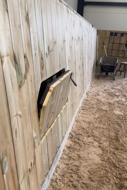Påstignings rampe for ridebane vant/gjerde